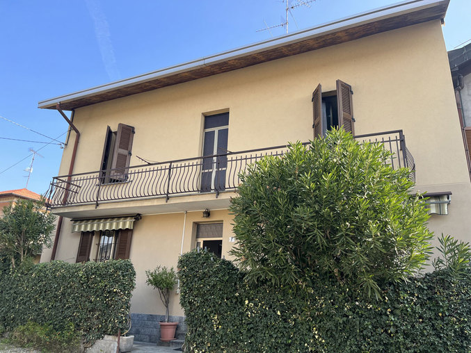 LOZZA VENDESI CASA SEMINDIPENDENTE CON ACCESSORI