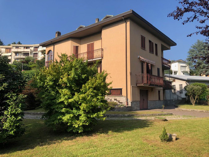 Varese vendesi ampia villa con terreno