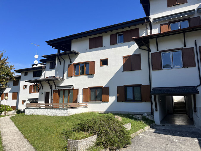 Ghirla ampio trilocale con doppi servizi, balconi, box e cantina