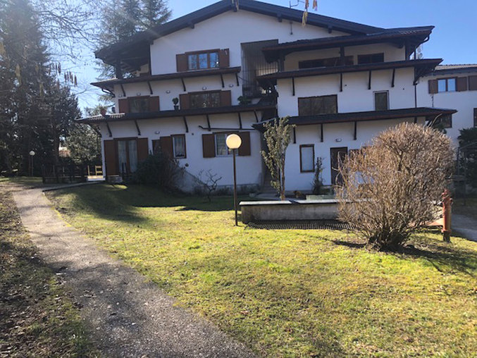 Ghirla ampio trilocale con doppi servizi, balconi, box e cantina