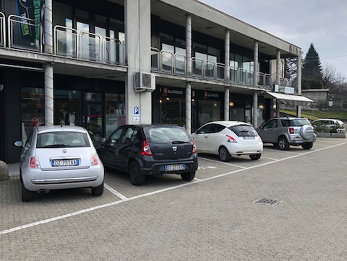Varese: affittasi negozio con vetrina e parcheggio