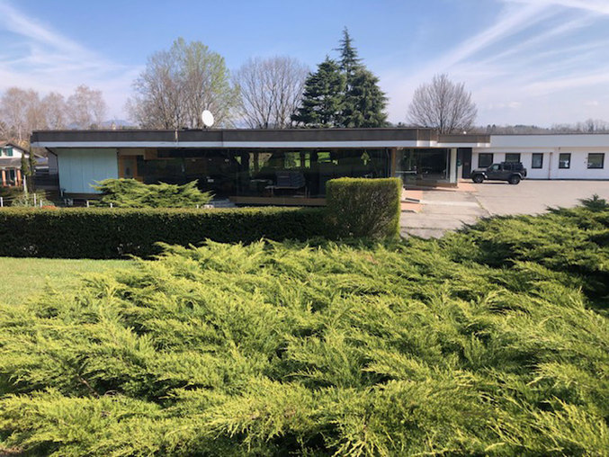 VARESE AFFITTASI AMPIO SPAZIO COMMERCIALE CON PARCHEGGIO