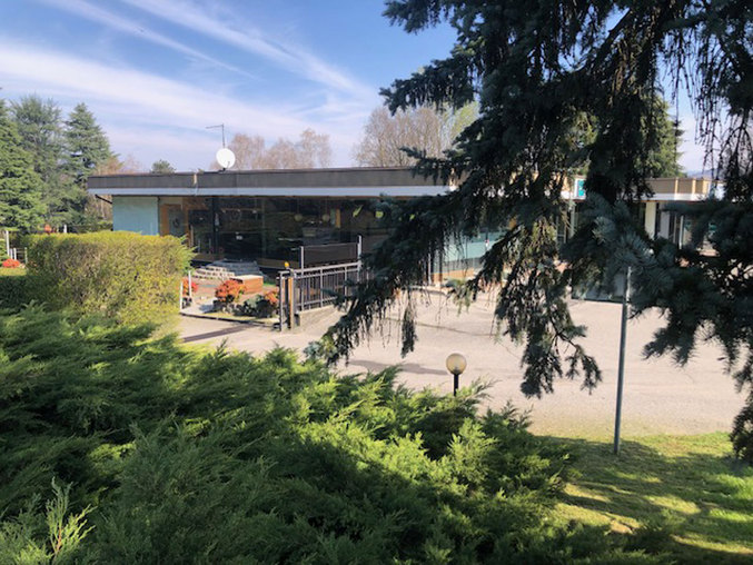 VARESE AFFITTASI AMPIO SPAZIO COMMERCIALE CON PARCHEGGIO ADIACENTE