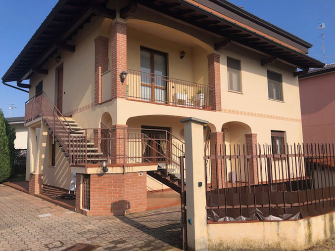 Castronno in villa bifamiliare affittiamo appartamento di 100 mq con box doppio