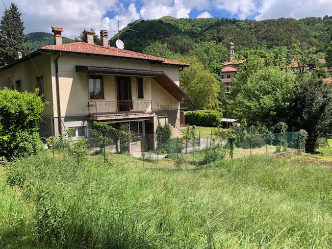 VARESE ZONA RASA PORZIONE DI BIFAMILIARE CON TERRENO ANNESSO