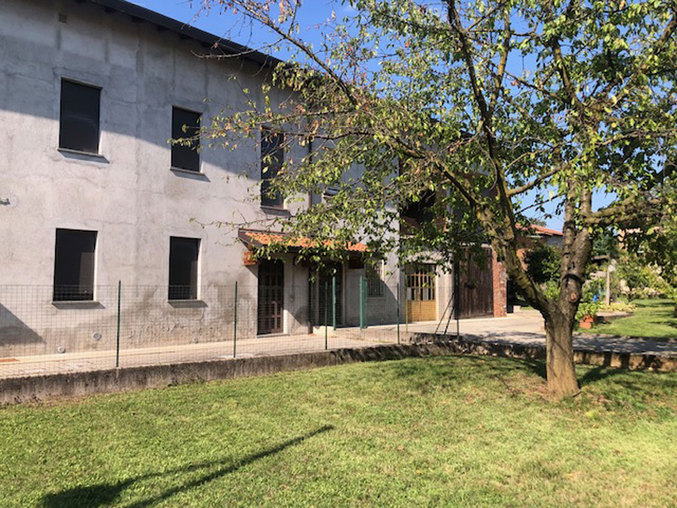 TRADATE (ABBIATE GUAZZONE) CASA SEMINDIPENDENTE CON GRANDE TERRENO